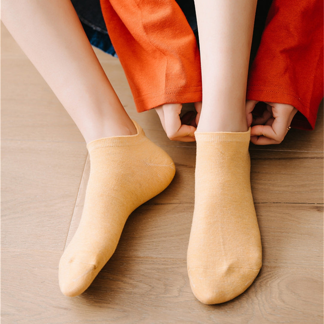 Orangefarbene Socken mit Katzenstickerei
