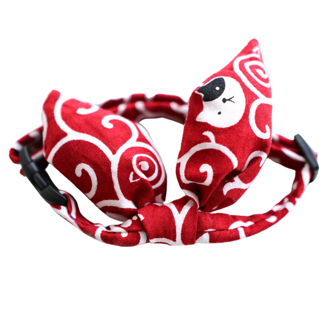 Noeud papillon sur bandeau rouge