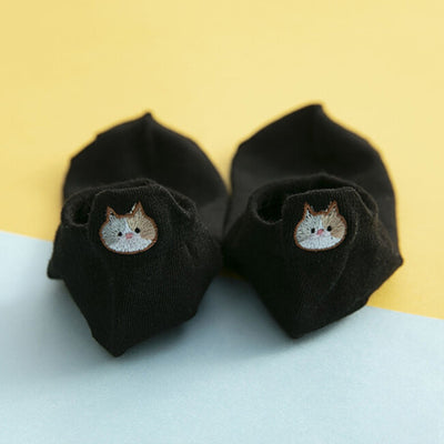 Schwarze Socken mit Katzenstickerei 