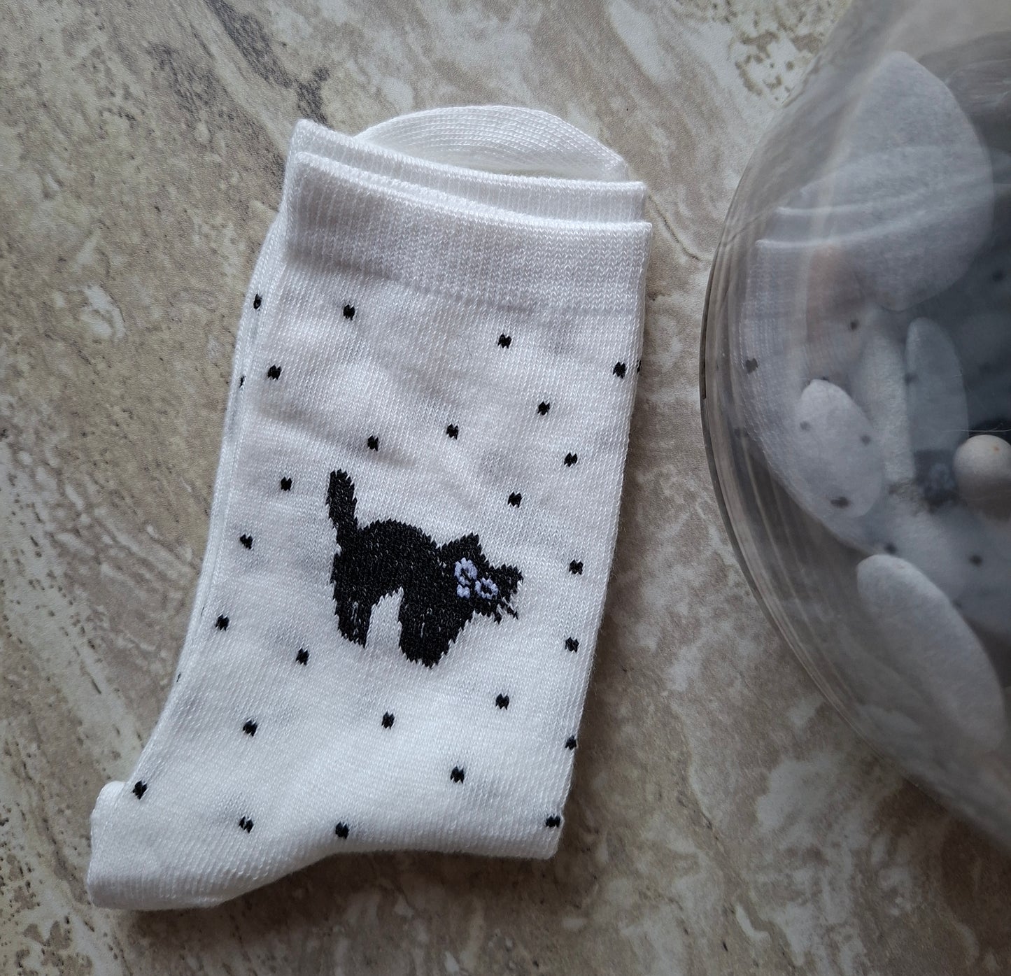 Schwarze Socken mit Katzenstickerei 