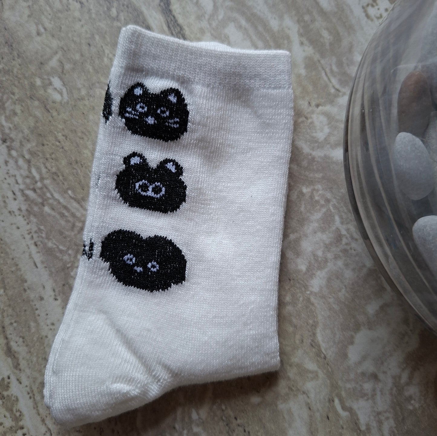 Schwarze Socken mit Katzenstickerei 