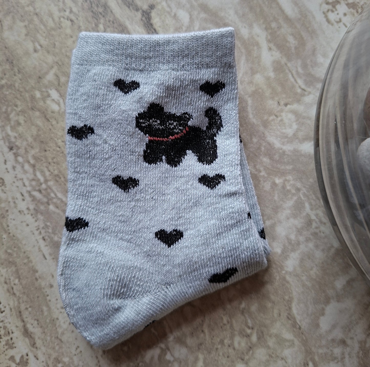 Schwarze Socken mit Katzenstickerei 