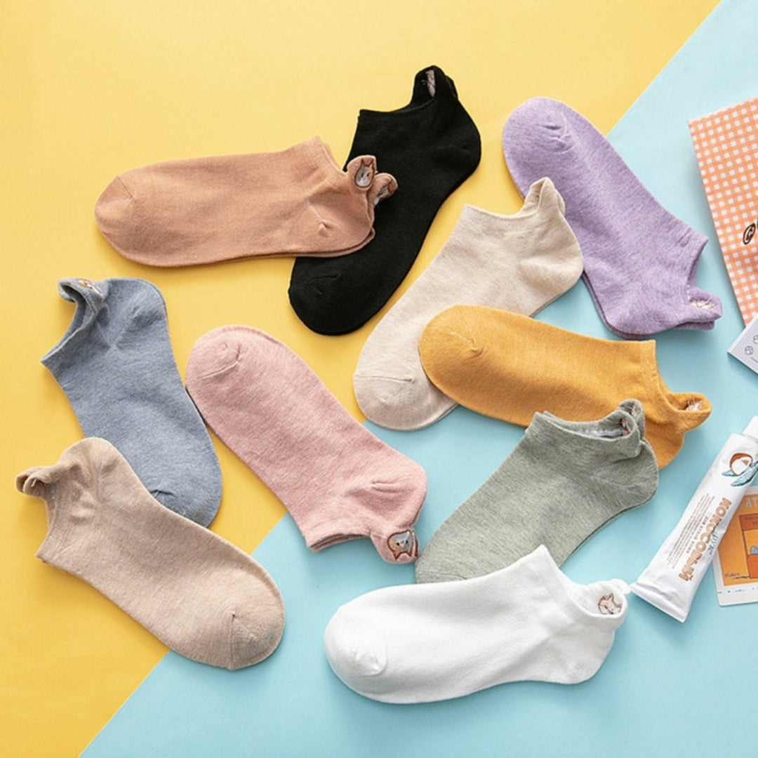 Lila Socken mit Katzenstickerei