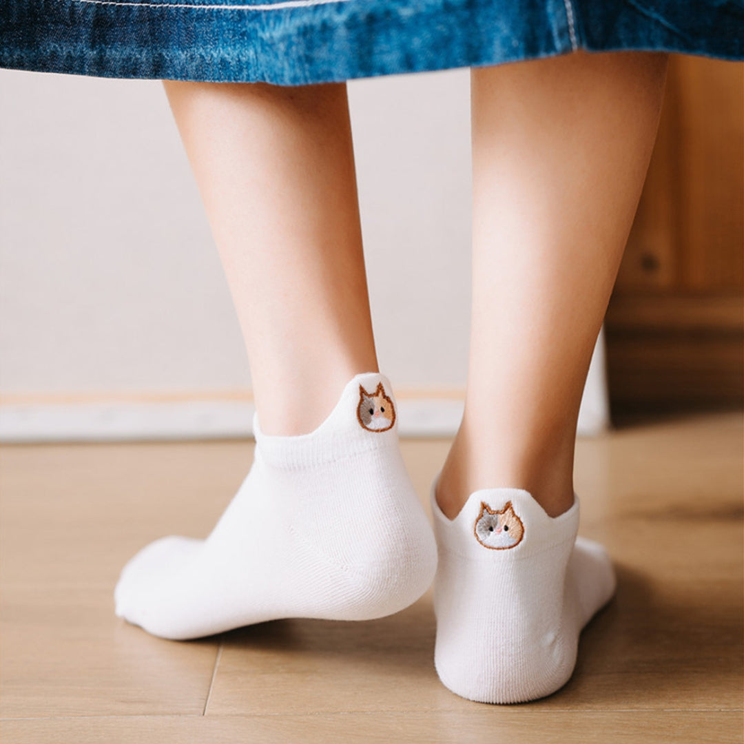 Chaussettes blanches broderie chat
